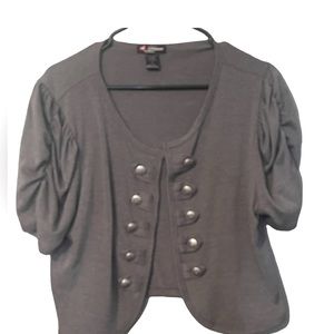 Cute 2XL top fashionable half top you will love it great to wear over sweater!🤩